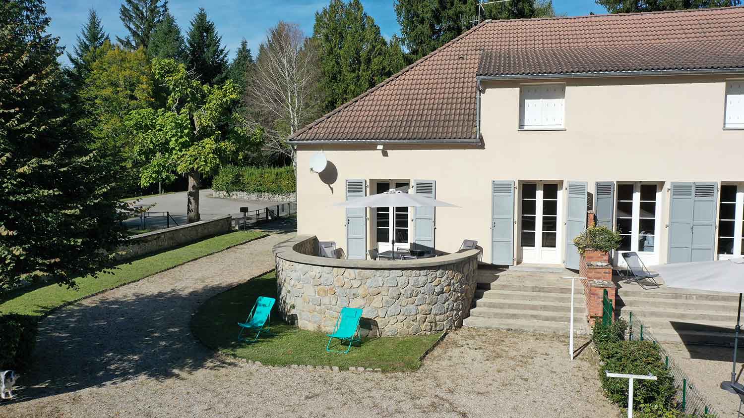 Gîte communal l'Orée du bois à Saint-Etienne-Cantalès en Auvergne