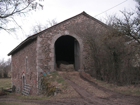 Grange-étable traditionnelle de la Châtaigneraie à Miécaze sur la commune de Saint-Etienne-Cantalès.
