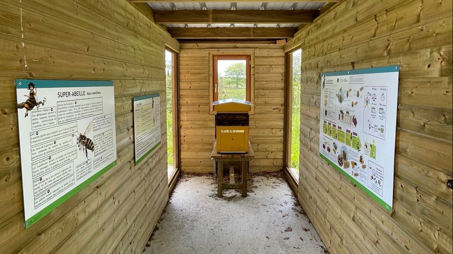 Le rucher pédagogique de Saint-Etienne-Cantalès présente grâce à des ruches et panneaux explicatifs le travail des abeilles.