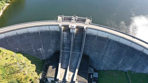 Vue du barrage EDF et des installations hydroélectriques de la commune de Saint-Etienne-Cantalès dans la Cantal