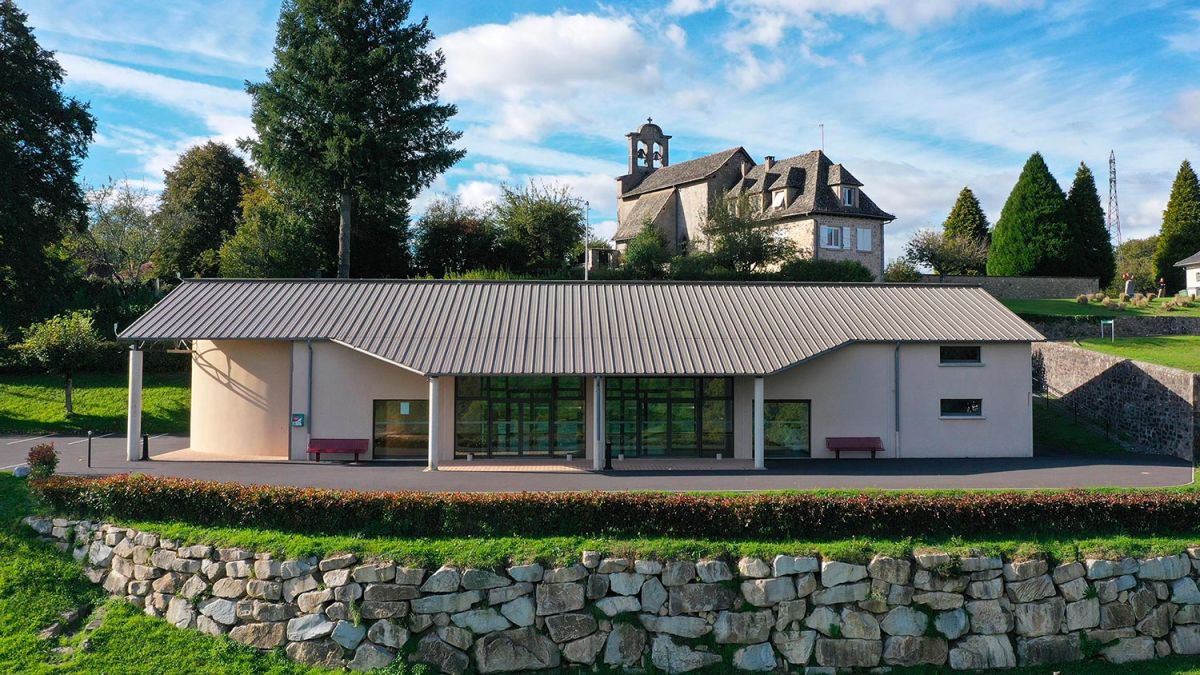 Vue extérieure de la salle polyvalente de Saint-Etienne-Cantalès dans le Cantal