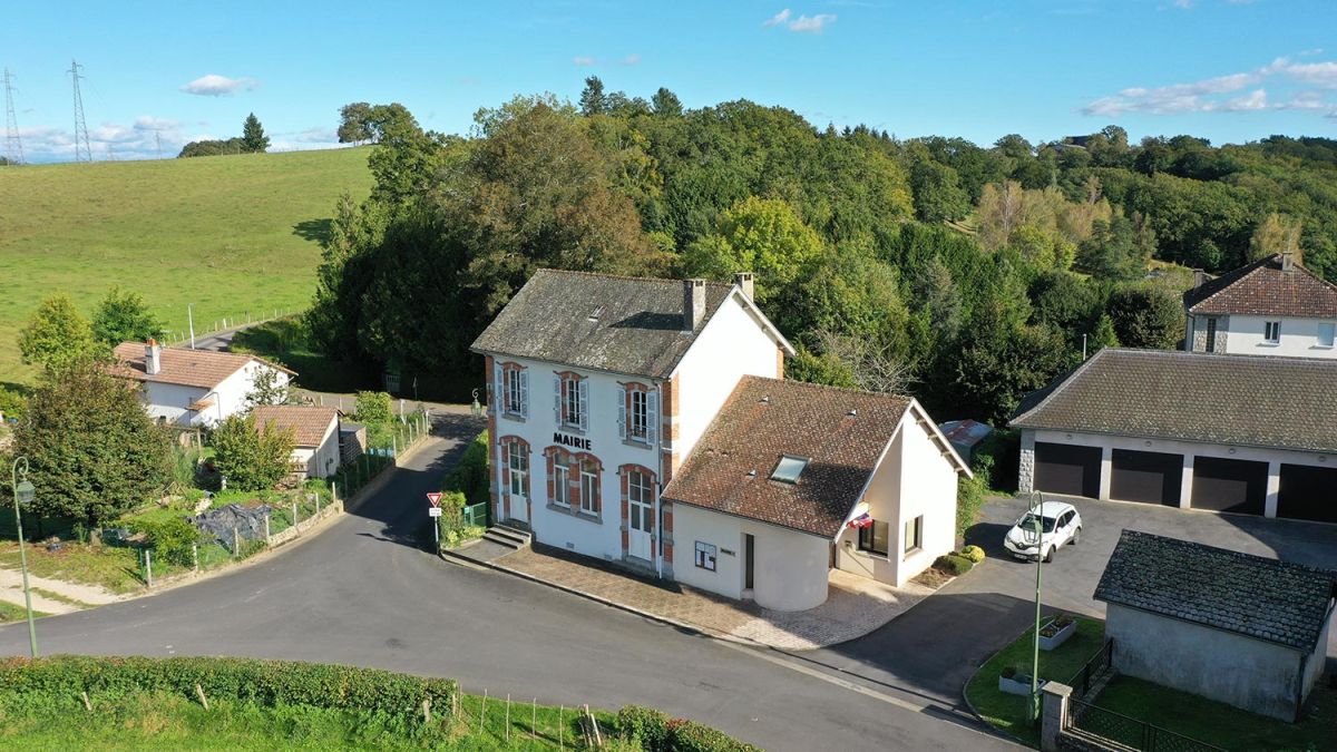 Vue extérieure de la salle polyvalente de Saint-Etienne-Cantalès dans le Cantal