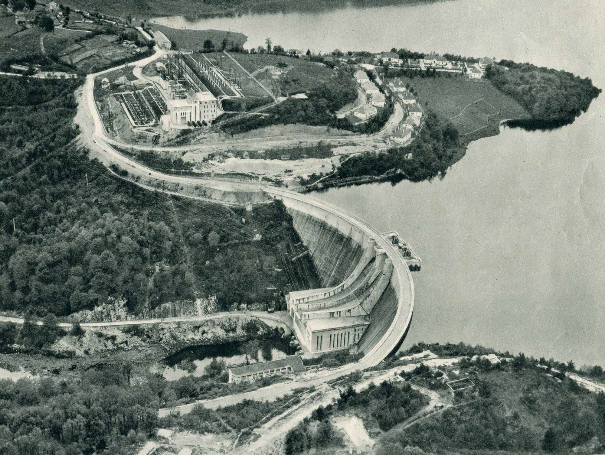 Image d'archive : construction du Barrage de Saint-Etienne-Cantalès
