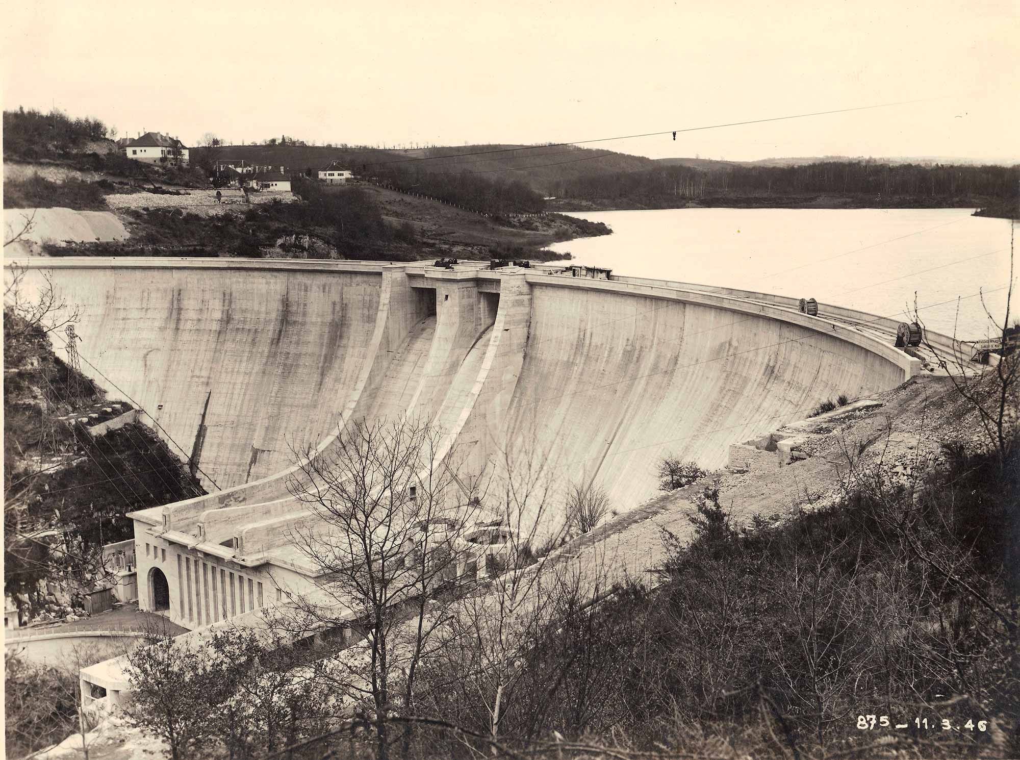 Image d'archive : construction du Barrage de Saint-Etienne-Cantalès