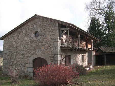 Grange située à Gresse sur la commune de Saint-Etienne-Cantalès, patrimoine remarquable