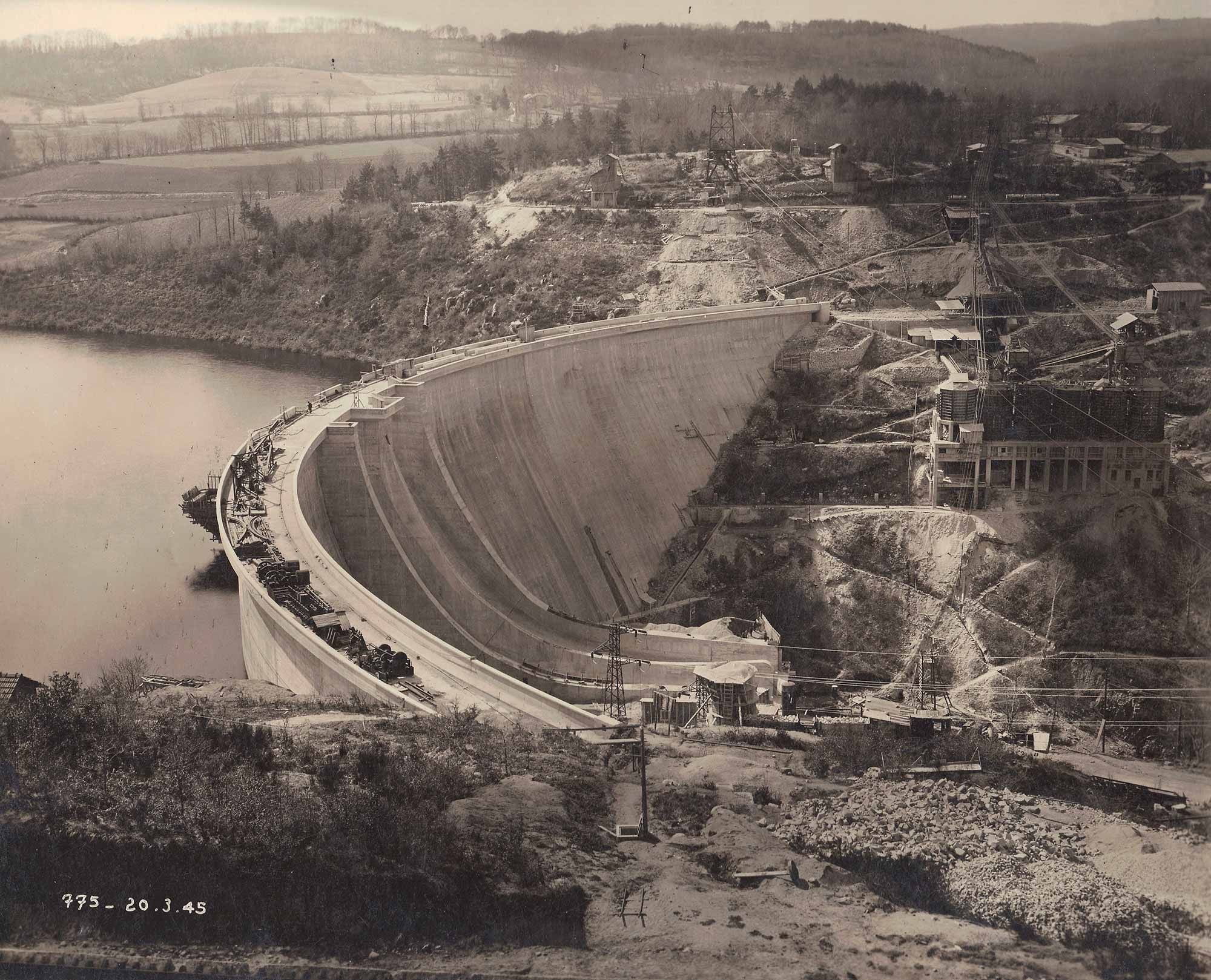 Image d'archive : construction du Barrage de Saint-Etienne-Cantalès