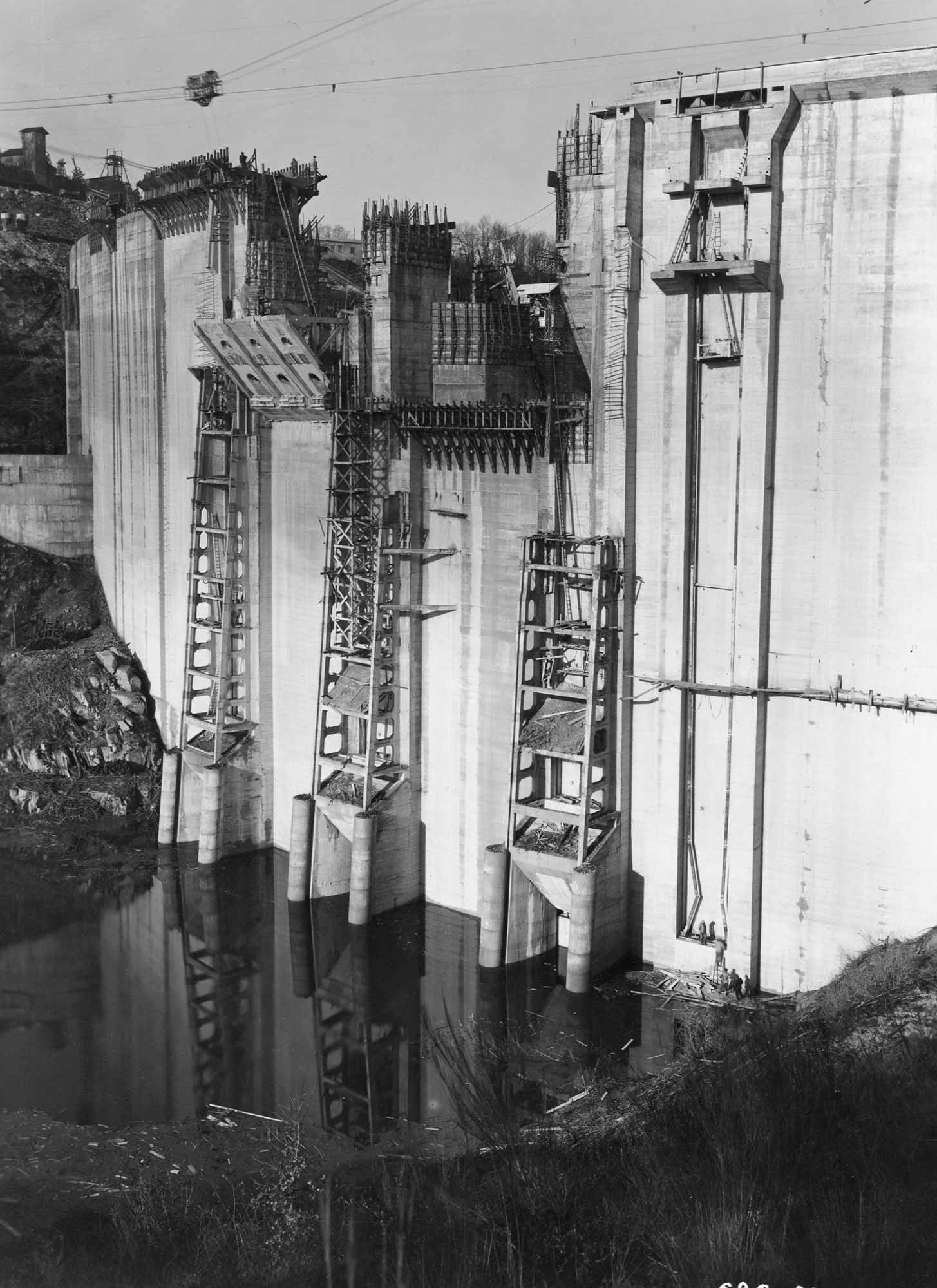 Image d'archive : construction du Barrage de Saint-Etienne-Cantalès