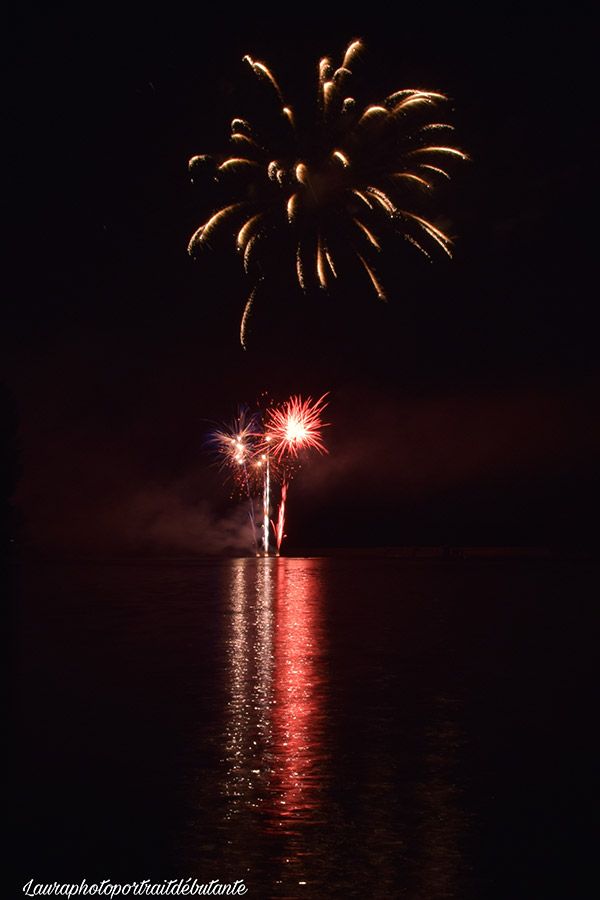 Photo du feu d'artifice 2021 tiré sur le lac de Saint-Etienne-Cantalès, prise par Laura Lalande, photographe amateur 