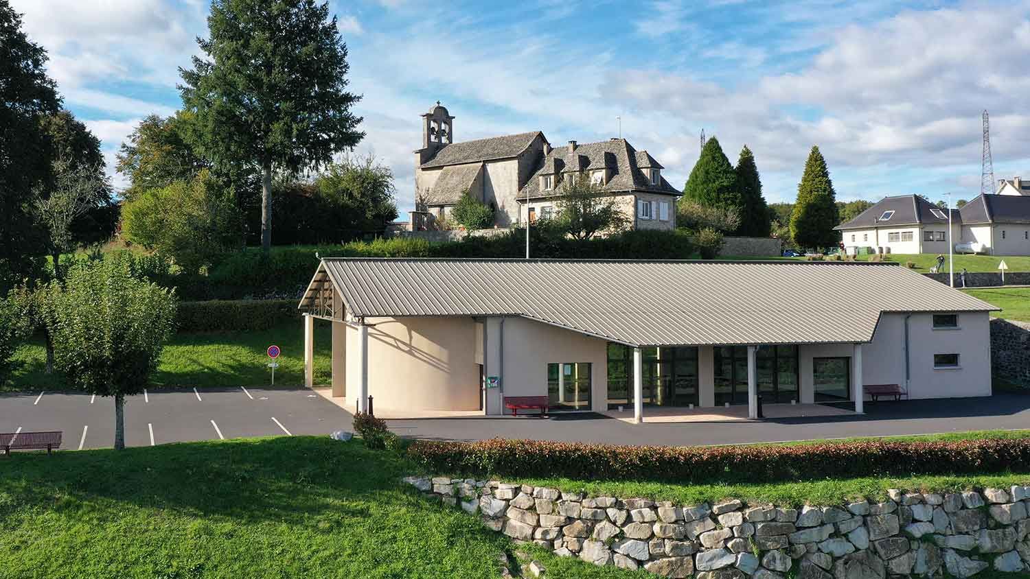 Vue de la salle polyvalente de Saint-Etienne-Cantalès qui peut accueillir plus de 200 convives