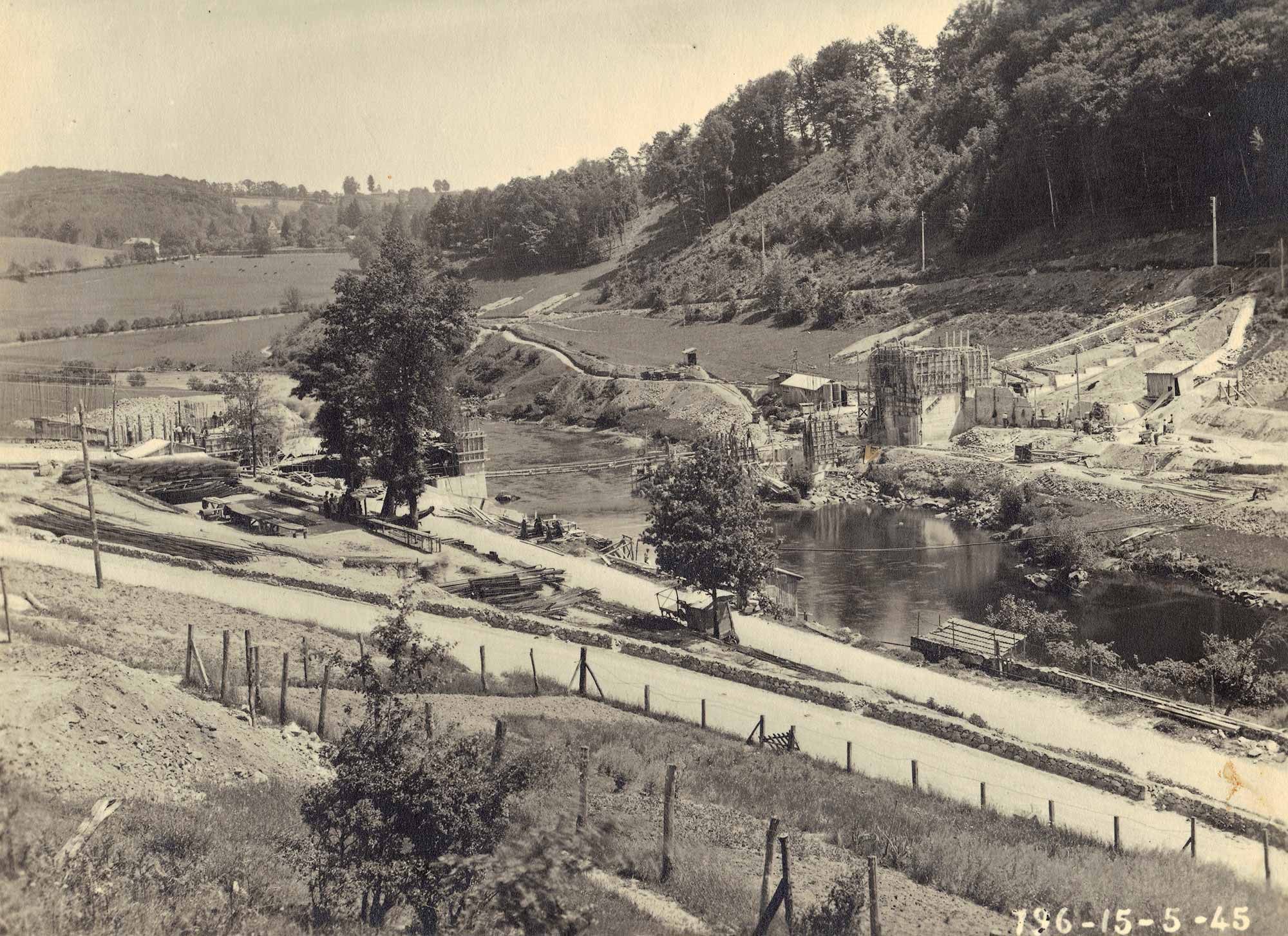 Image d'archive : construction du Barrage de Saint-Etienne-Cantalès