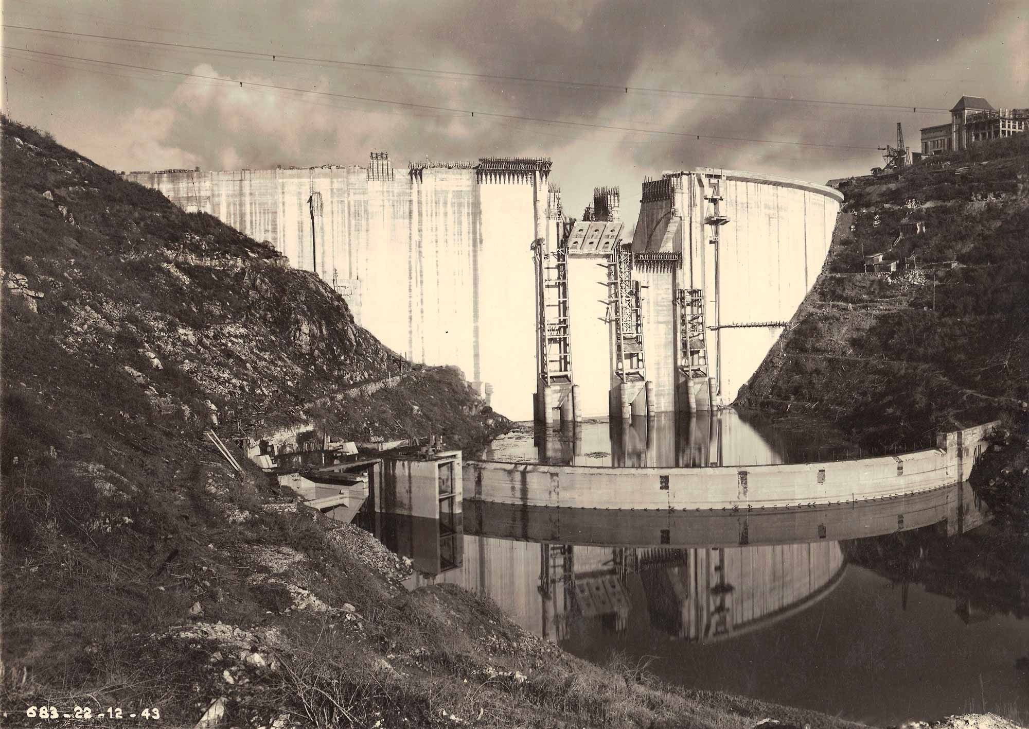 Image d'archive : construction du Barrage de Saint-Etienne-Cantalès