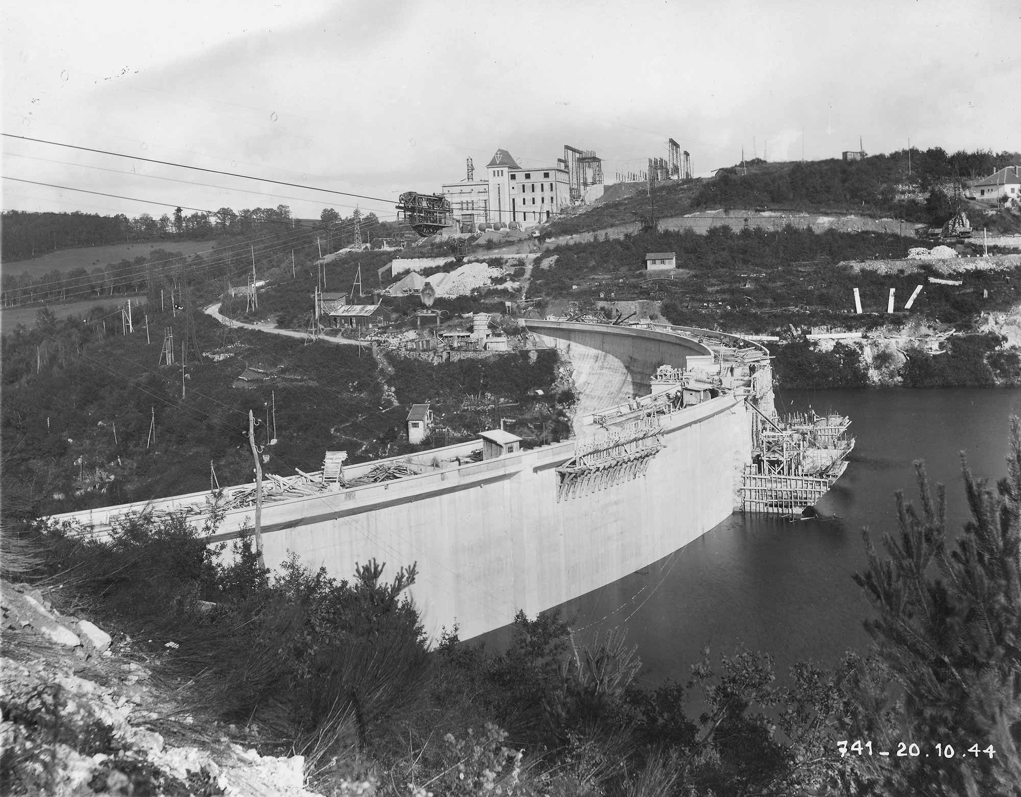 Image d'archive : construction du Barrage de Saint-Etienne-Cantalès