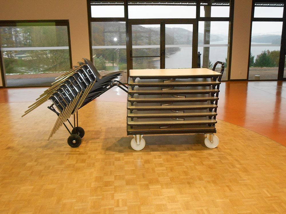La salle polyvalente est équipé de tables et chaises