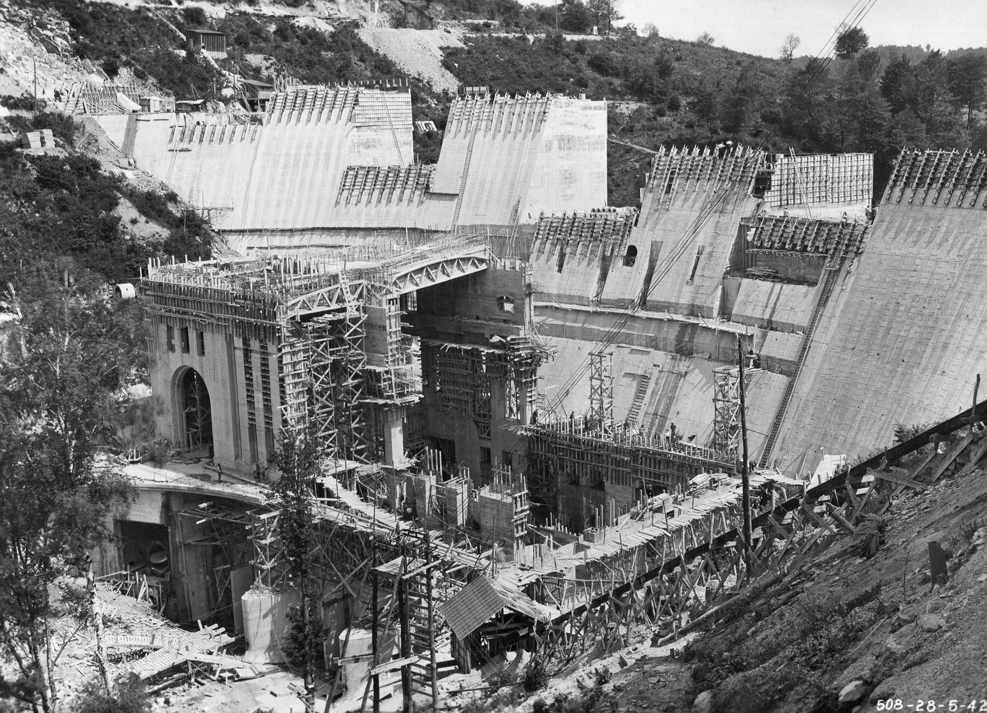 Image d'archive : construction du Barrage de Saint-Etienne-Cantalès