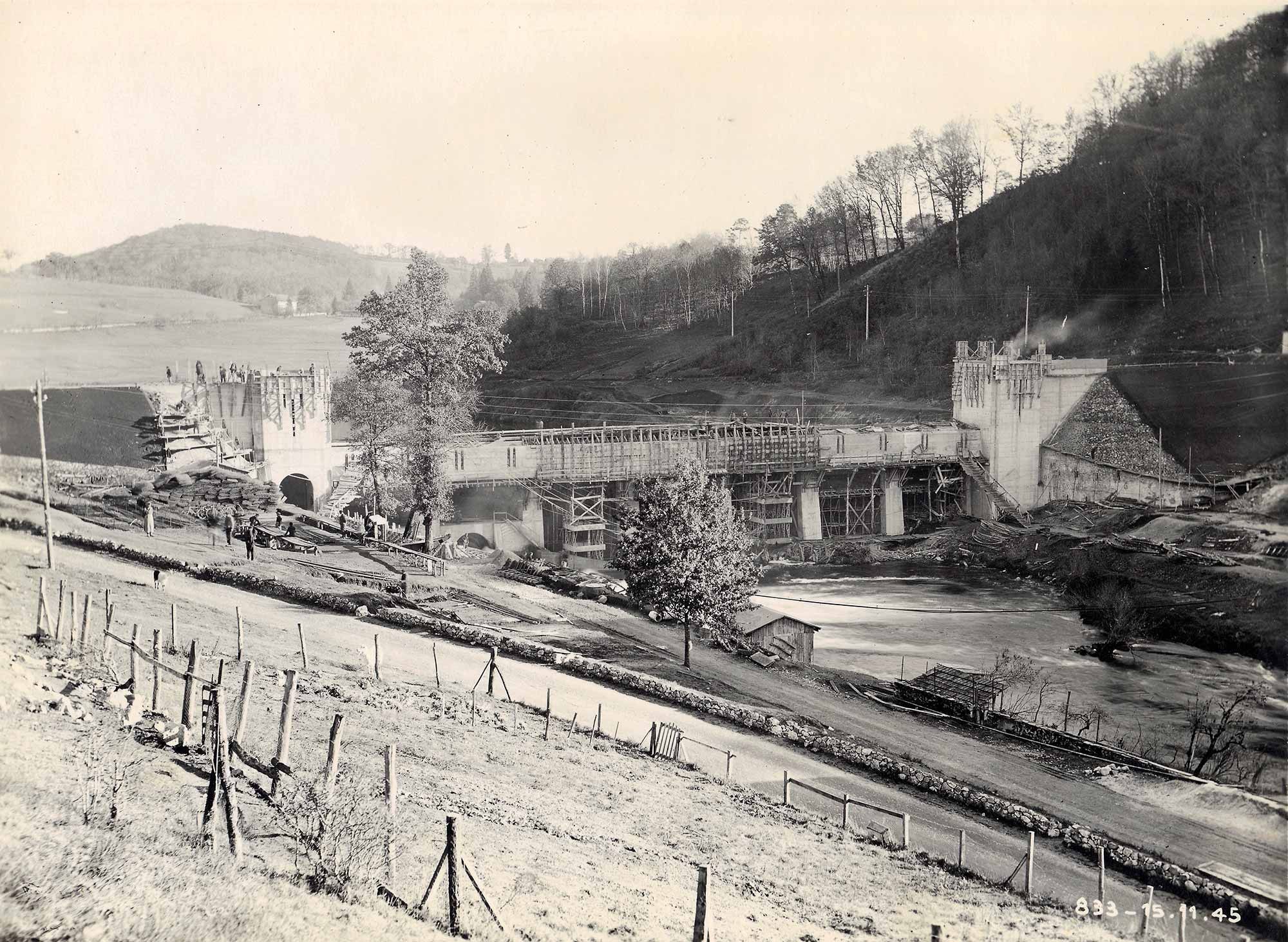 Image d'archive : construction du Barrage de Saint-Etienne-Cantalès