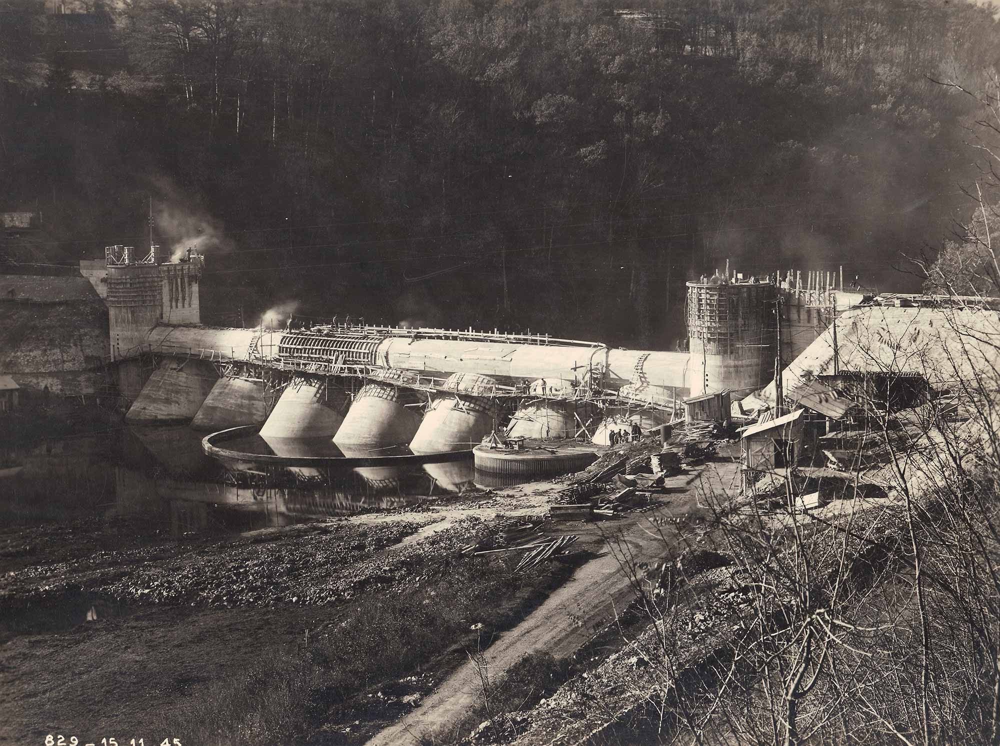 Image d'archive : construction du Barrage de Saint-Etienne-Cantalès