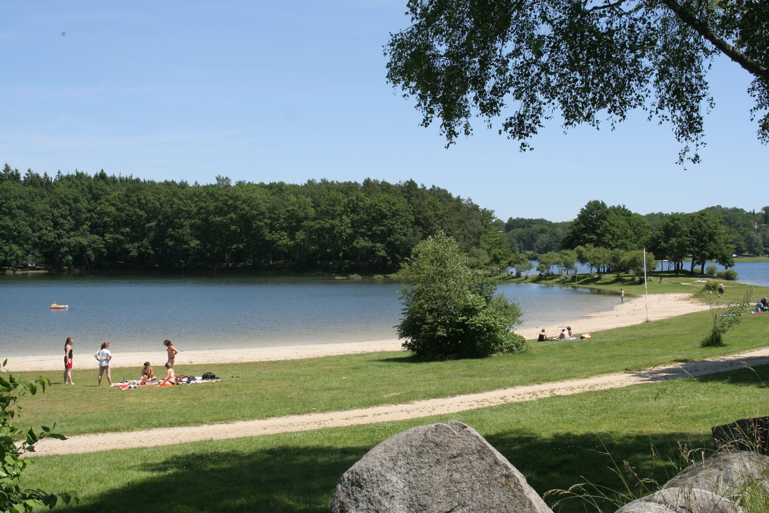 Sur les plages, que vous soyez du côté de la Châtagneraie cantalienne à Espinet (Saint-Gérons) ou Rénac ou du côté du Bassin d'Aurillac au Puech-des-Ouilhes, la baignade est surveillée.