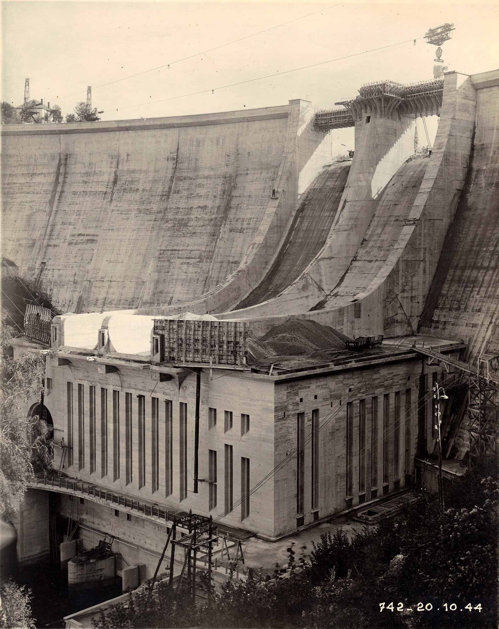Image d'archive : construction du Barrage de Saint-Etienne-Cantalès
