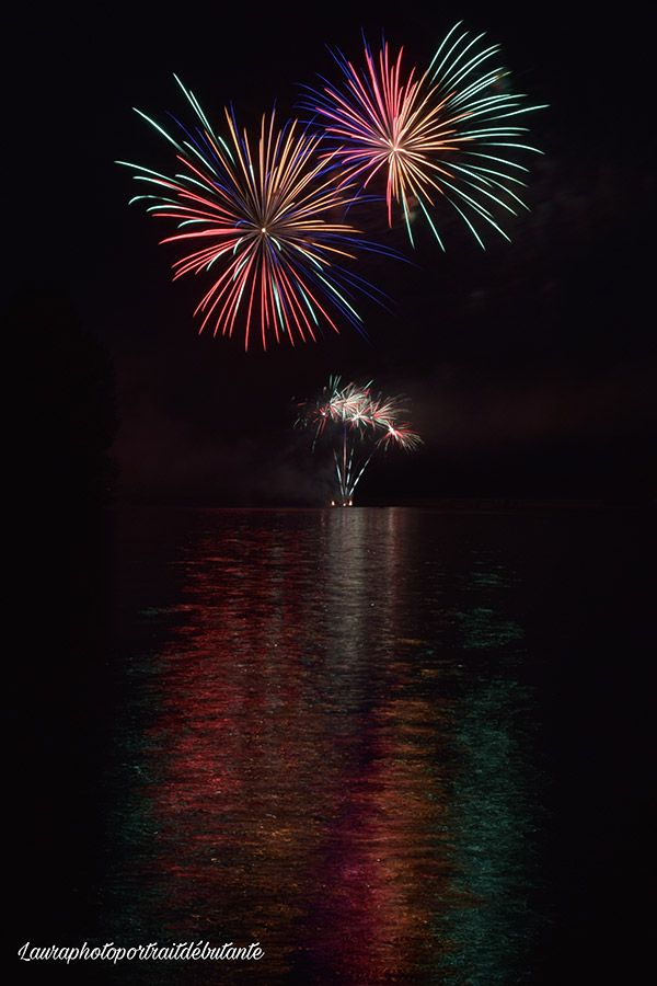 Photo du feu d'artifice 2021 tiré sur le lac de Saint-Etienne-Cantalès, prise par Laura Lalande, photographe amateur 