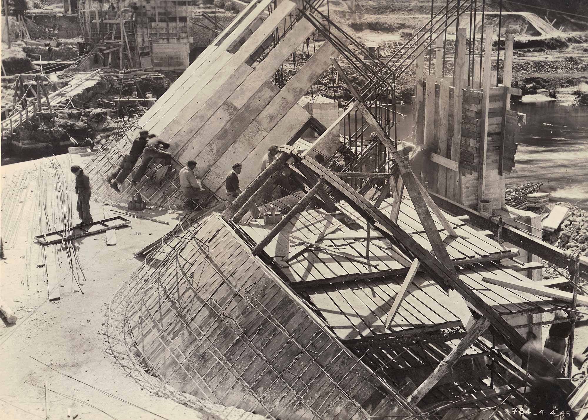 Image d'archive : construction du Barrage de Saint-Etienne-Cantalès