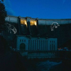 Projection animée des loups, oeuvre Aster sur la voute du barrage de Saint-Etienne-Cantalès
