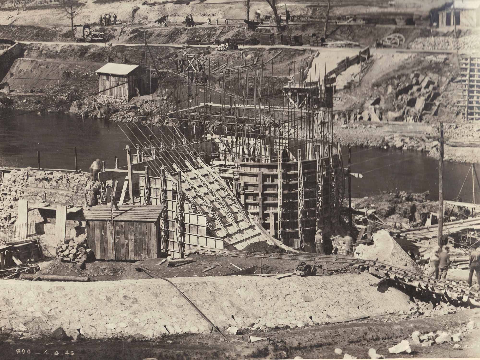 Image d'archive : construction du Barrage de Saint-Etienne-Cantalès