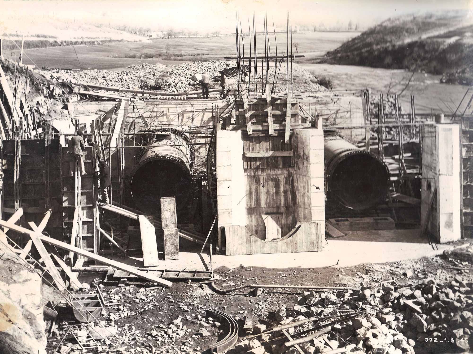 Image d'archive : construction du Barrage de Saint-Etienne-Cantalès