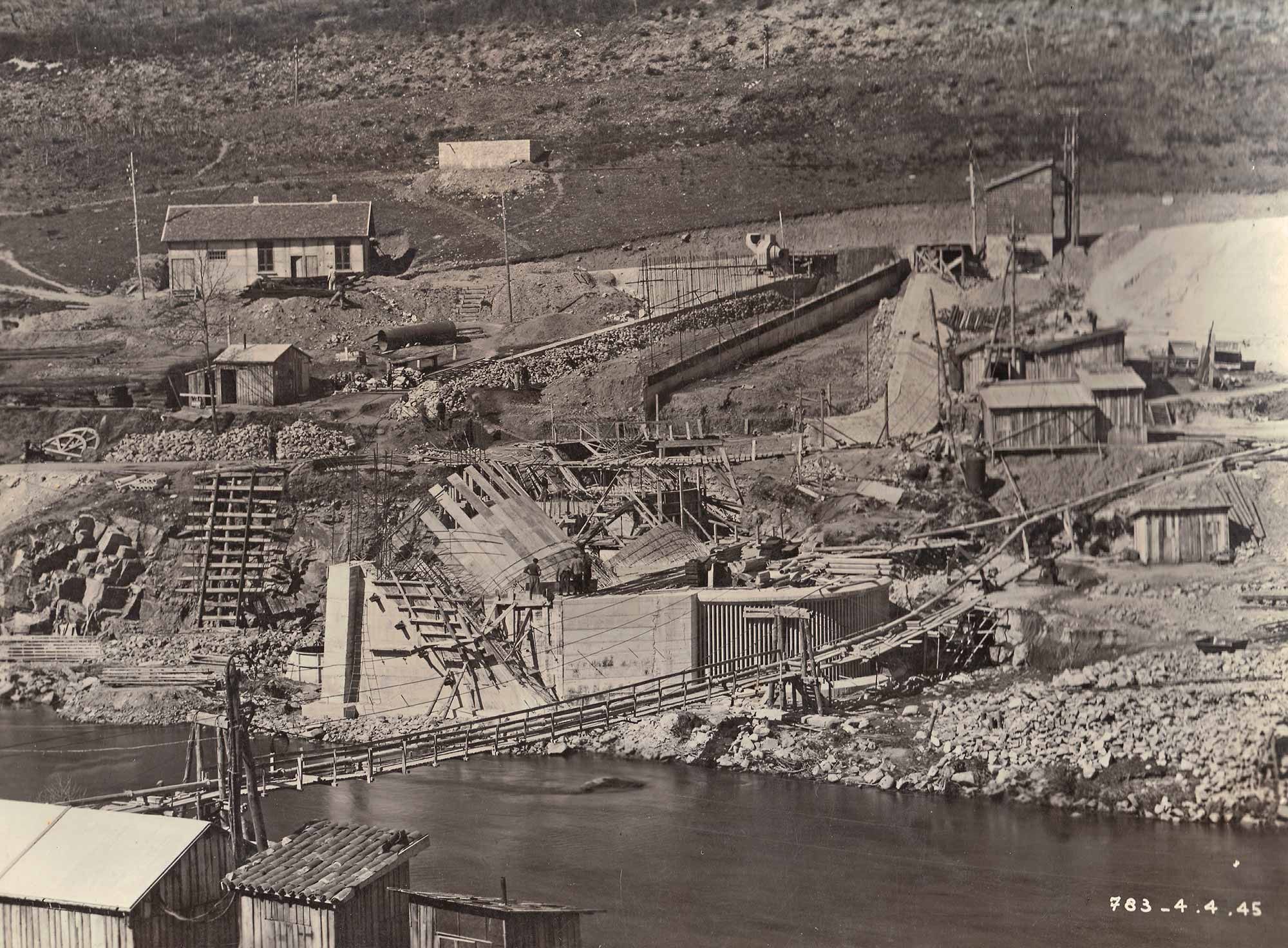 Image d'archive : construction du Barrage de Saint-Etienne-Cantalès
