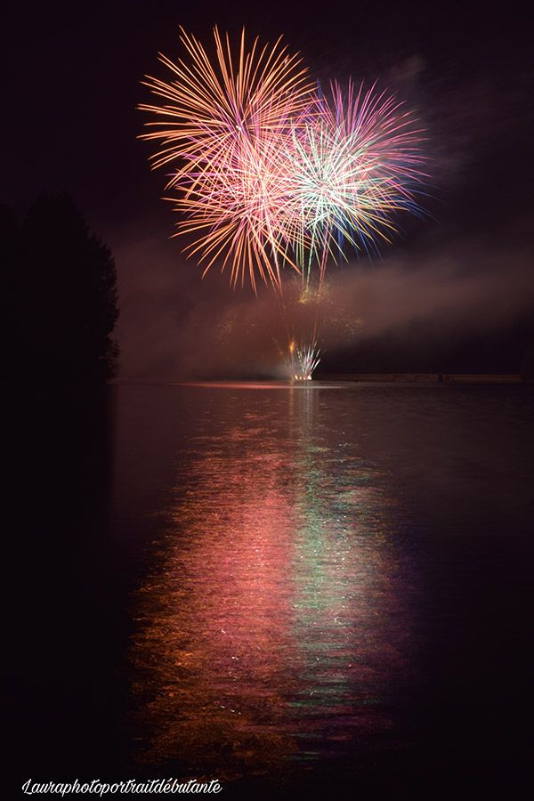 Photo du feu d'artifice 2021 tiré sur le lac de Saint-Etienne-Cantalès, prise par Laura Lalande, photographe amateur 
