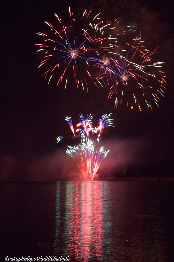 Photo du feu d'artifice 2021 tiré sur le lac de Saint-Etienne-Cantalès, prise par Laura Lalande, photographe amateur 