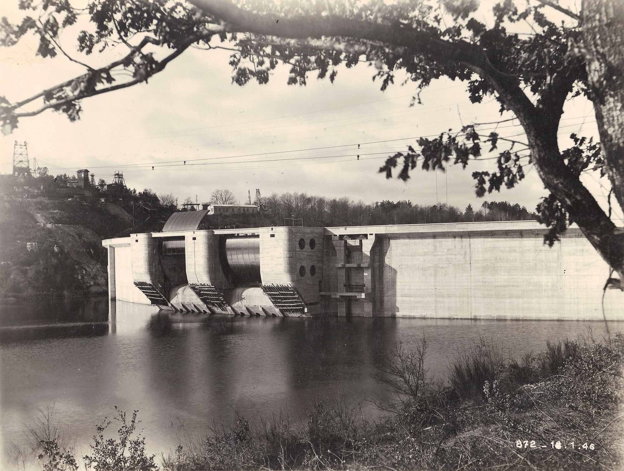 Image d'archive : construction du Barrage de Saint-Etienne-Cantalès